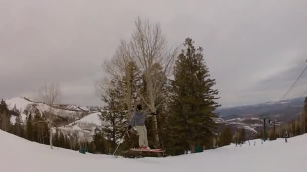 Man skiing at a mountain resort — Stock Video