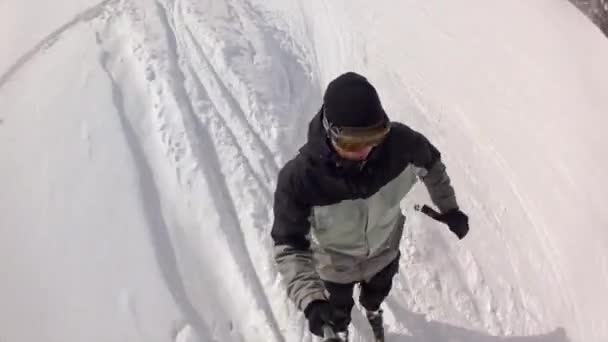 Man springen in Ski 's — Stockvideo