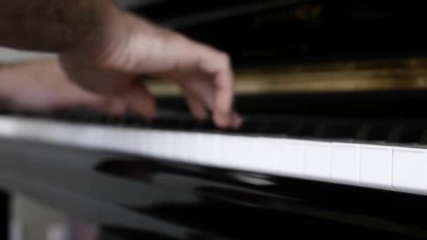 Άνθρωπος που παίζει στο πιάνο — Αρχείο Βίντεο