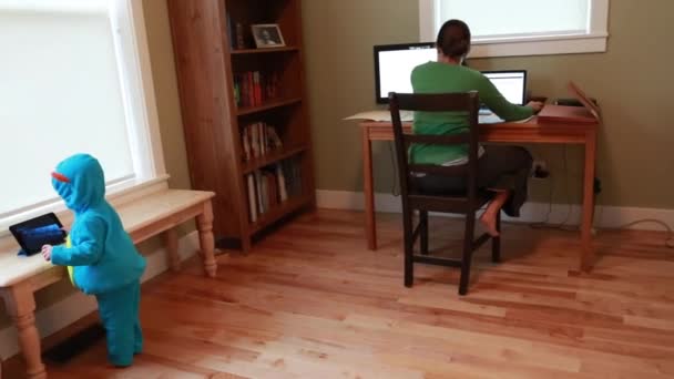 Mutter arbeitet im Homeoffice — Stockvideo