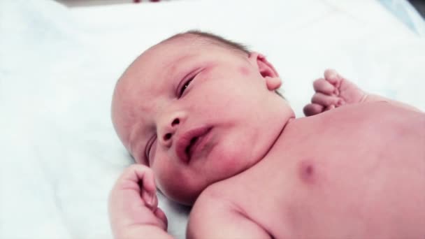 Nyfött barn på sjukhuset — Stockvideo