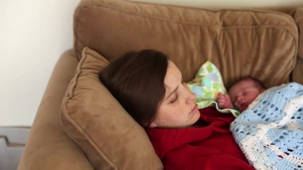 Mère couchant avec bébé — Video