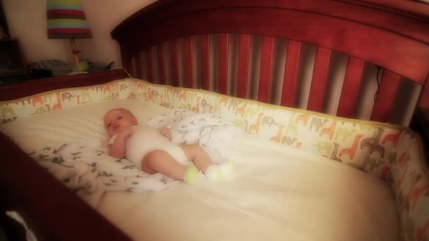Anya eltávolítja a baba a kiságy — Stock videók