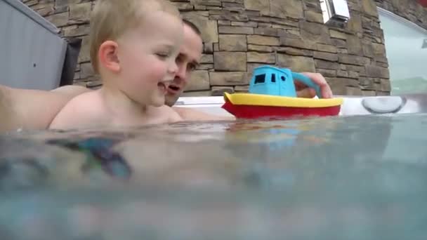 Un padre y un niño en un jacuzzi — Vídeos de Stock