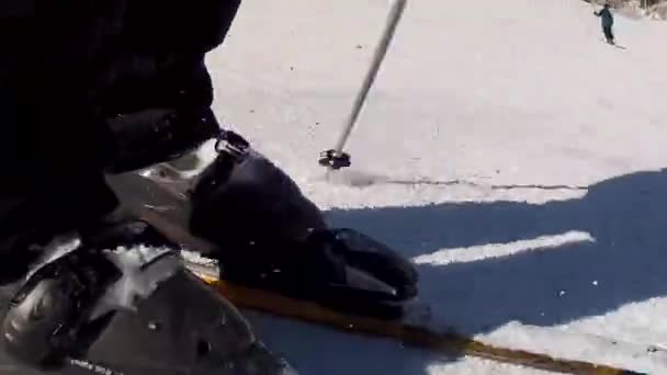 Skifahren im Frühlingsschnee — Stockvideo