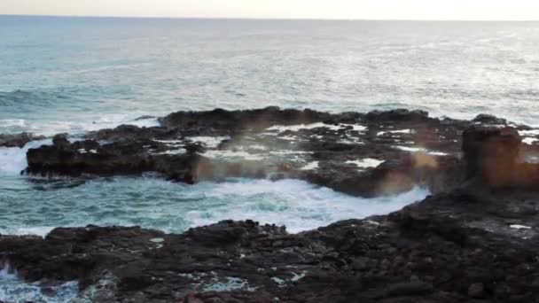 Havet vågor krasch in i strandlinjen — Stockvideo