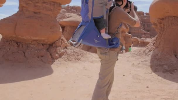 Moeder is het nemen van foto's op de camera — Stockvideo