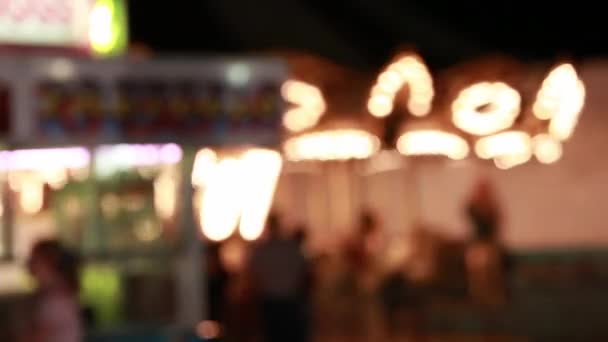 Çocuklar karnaval atlıkarınca at binme — Stok video