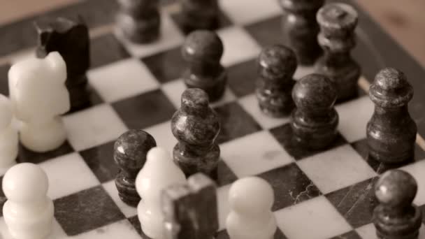 Мужчины играют в шахматы — стоковое видео