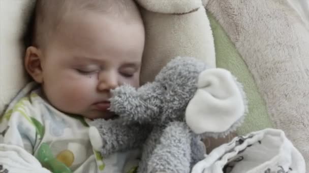 Мальчик спит на качелях — стоковое видео