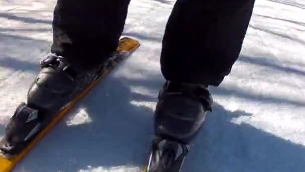 Hombre esquiando en estación de montaña — Vídeo de stock