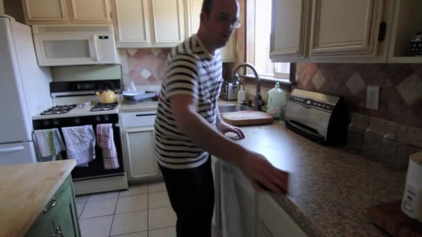 Людина прибирання столу — стокове відео