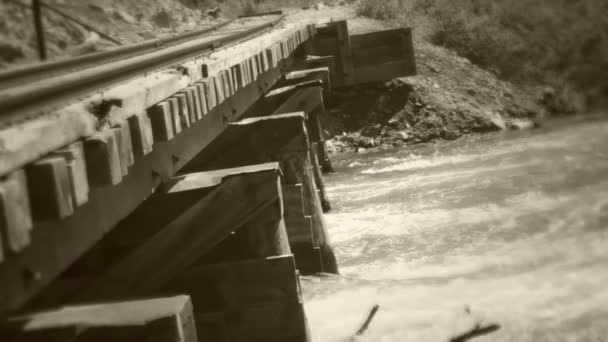 Puente viejo del tren sobre el río de inundación — Vídeos de Stock