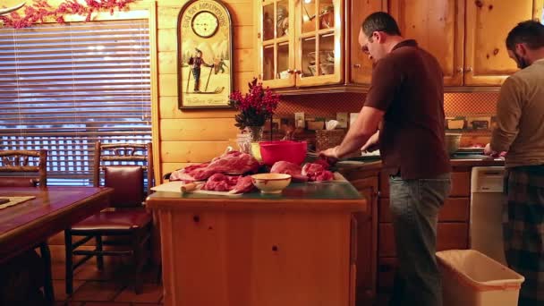 Homme bouchers viande de wapiti — Video