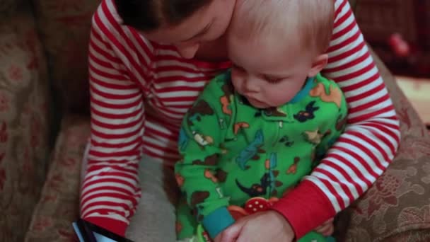 タブレットを見て母と幼児 — ストック動画