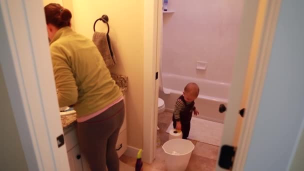 Жінка очищає ванну кімнату — стокове відео