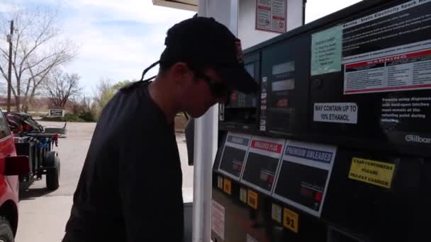 Man pumpa gas in i bil — Stockvideo