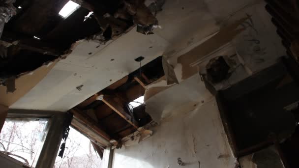 在房子的屋顶塌陷后 — 图库视频影像