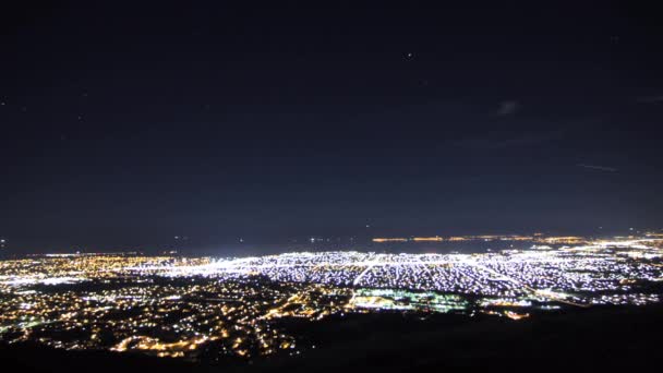 Paesaggio urbano di notte nella valle della montagna — Video Stock