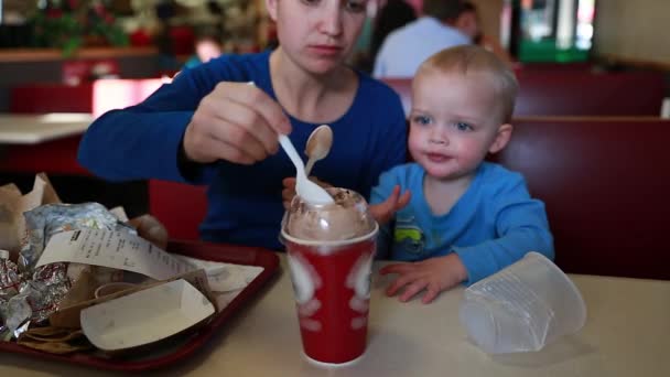 Mãe e criança comendo um shake — Vídeo de Stock