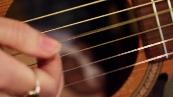 Stringendo le corde della chitarra — Video Stock