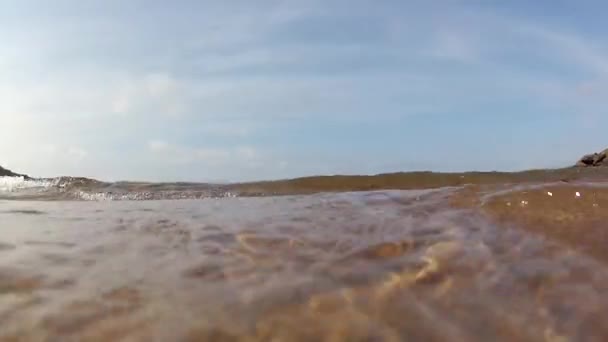 Ondas colidem na costa do oceano — Vídeo de Stock