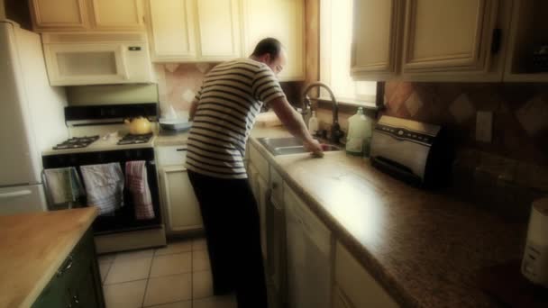 Mężczyzna czyści kuchnia — Wideo stockowe