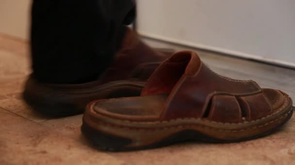 L'homme met des chaussures et des feuilles — Video