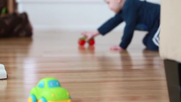 Una madre juega coches de juguete — Vídeos de Stock