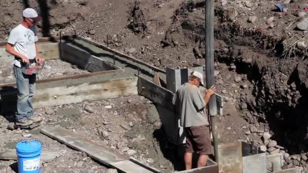 Homem que controla o caminhão da bomba de cimento — Vídeo de Stock