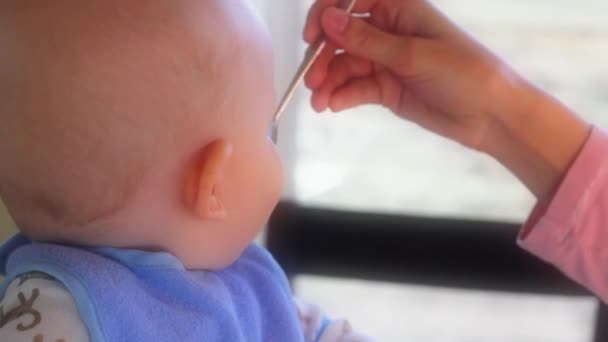 Mãe alimentando seu bebê — Vídeo de Stock