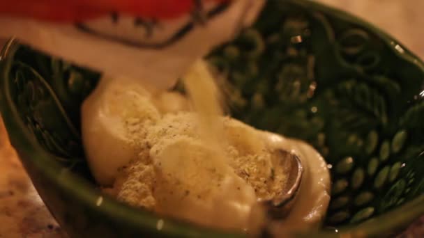 İnsan eli karışımları salata sosu — Stok video