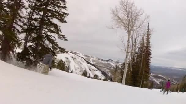 Άνδρες τέχνασμα σκι σε ένα ορεινό θέρετρο — Αρχείο Βίντεο