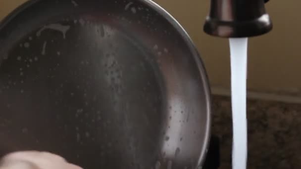 Man scrubbing a dirty pan — Stock Video