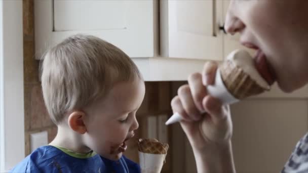 Madre comiendo helado con el bebé — Vídeo de stock