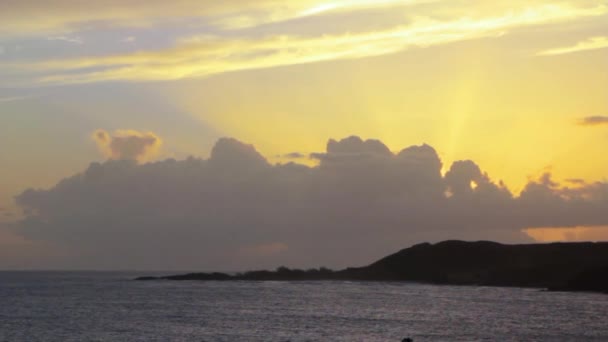 Oceaan zonsondergang op het eiland — Stockvideo