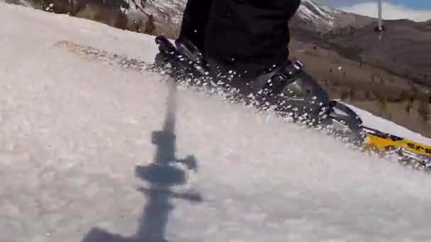 Людина катається на лижах на гірському курорті — стокове відео