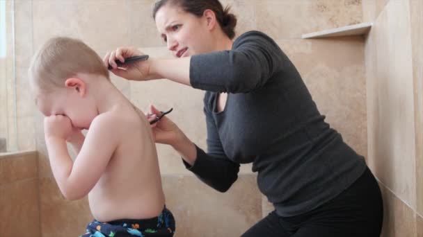 Mother cutting her boys hair — Stock Video