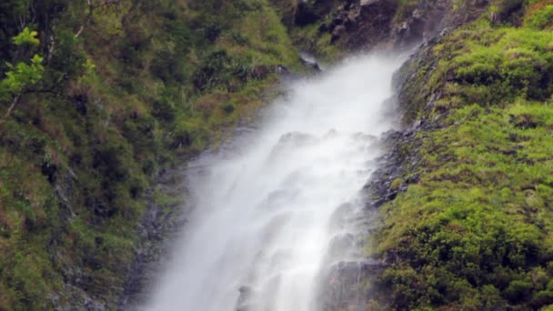 El agua cayendo por la montaña — Vídeo de stock