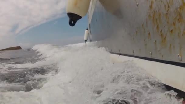 Bateau de pêche traversant l'océan — Video