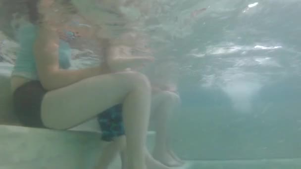 Mutter und Junge am Pool — Stockvideo