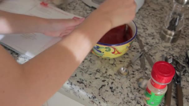 Mãe e bebê cozinhar pizza — Vídeo de Stock