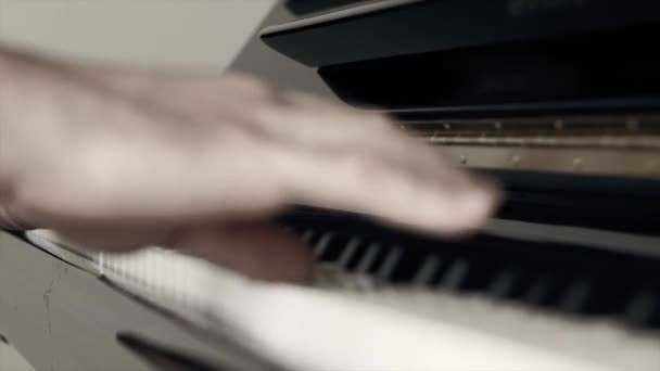 L'uomo suona il pianoforte — Video Stock