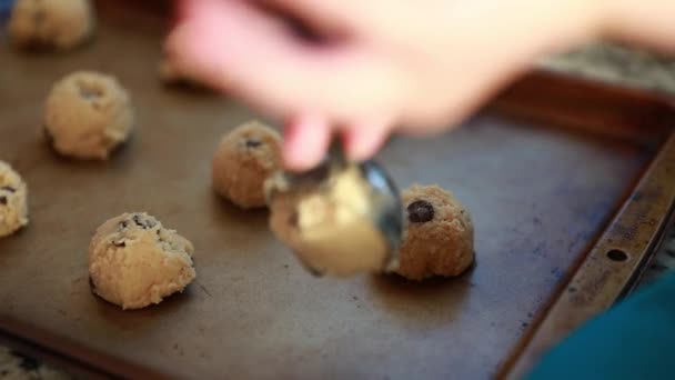 Vrouw bakken cookies — Stockvideo