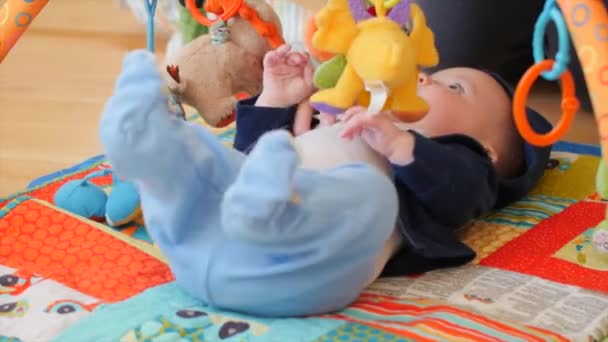 Moeder spelen met baby — Stockvideo