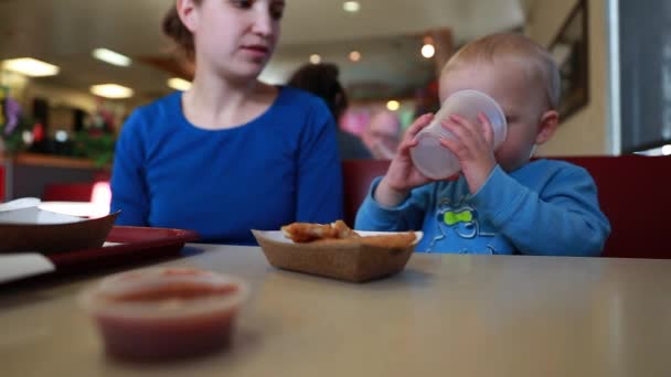 Moeder en zoon in een restaurant — Stockvideo