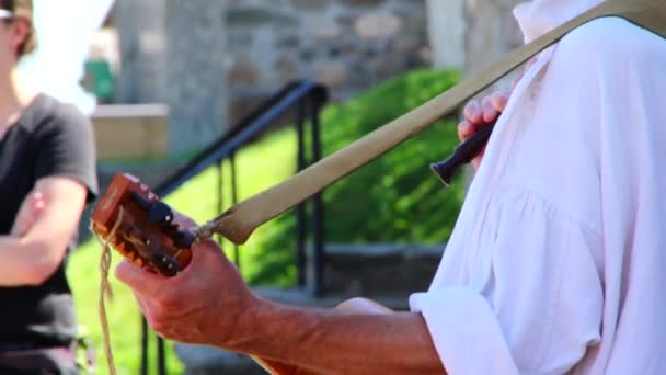 Homem tocando guitarra — Vídeo de Stock