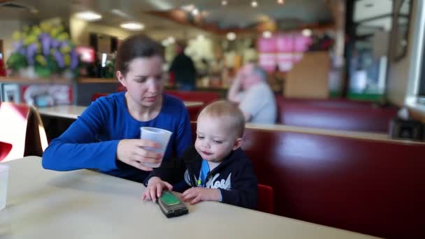 Madre e hijo en un restaurante — Vídeo de stock