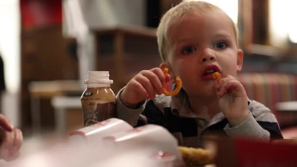Μητέρα και το μικρό παιδί να τρώει fast food — Αρχείο Βίντεο
