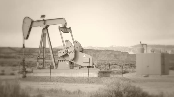 Bomba de aceite en el desierto — Vídeos de Stock